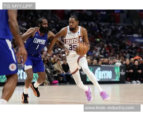 快船队换帅后球队士气大振,重回胜利轨道 快船队换帅后球队士气大振,重回胜利轨道