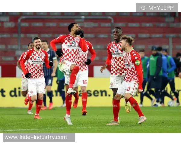 美因茨主场喜获胜利,前十目标渐行渐近